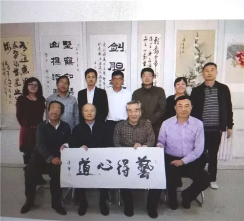 为〈艺得心道>题字集体照: 徐耀与内蒙政协原副主席肖黎声及书画家们笔会留影