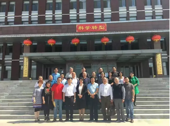 部分与会人员合影
