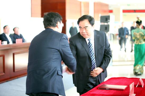 内蒙古和林格尔新区与内蒙古环保投资公司筹备组签订合作意向书