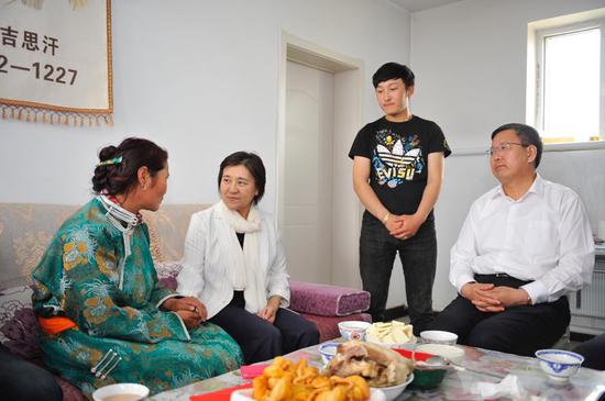 自治区党委副书记、自治区主席布小林在锡林浩特市宝力根苏木孟根陶古斯家,了解她家的生产生活情况。韩卿立 摄