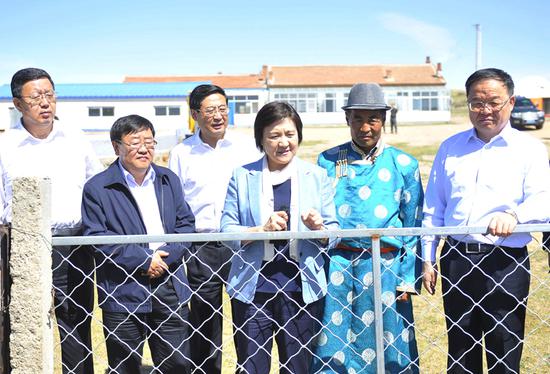 自治区党委副书记、自治区主席布小林在锡林郭勒盟镶黄旗宝格达音高勒苏木那顺巴图家,了解生产生活情况。韩卿立 摄
