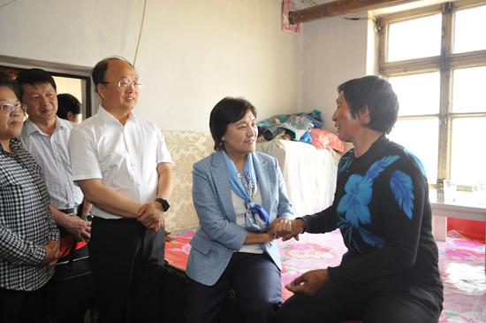 自治区党委副书记、自治区主席布小林在察右后旗白音查干新井子村贫困户李德家走访。韩卿立 摄