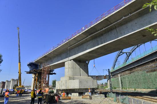 通辽客专通辽特大桥48米跨铁路连续梁正在进行转体作业。