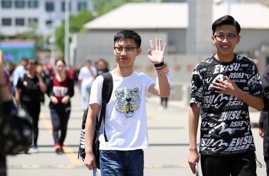 6月7诶,考试结束后,考生们自信地走出考场 呼和浩特新闻网记者 郝少杰 摄