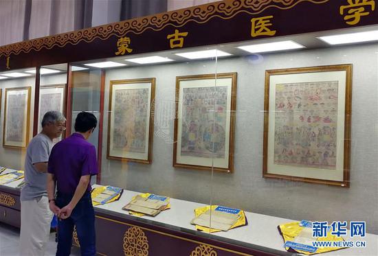 6月10日,观众在蒙古文字文献博物馆参观。