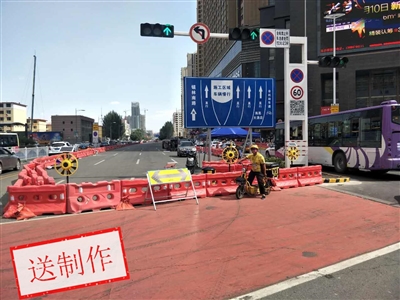 海亮广场门前道路围挡,请市民根据指示牌通行。