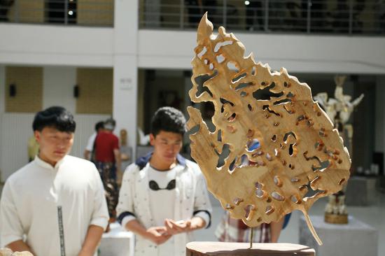 雕塑作品 《葉》。