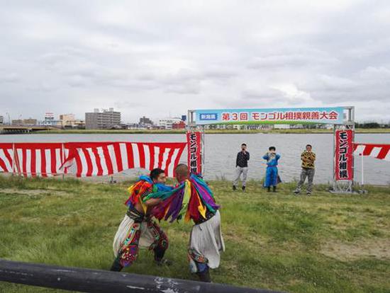 我区选手青照日格图(右)在半决赛中