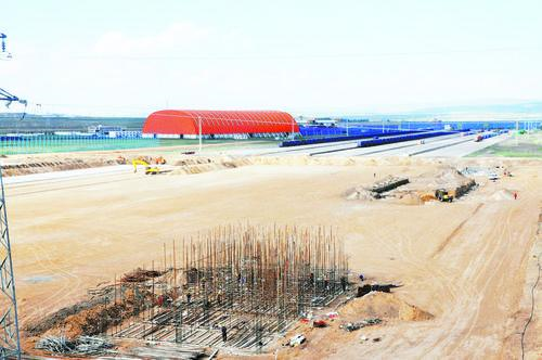 七苏木中欧班列枢纽物流基地项目施工现场。 海军