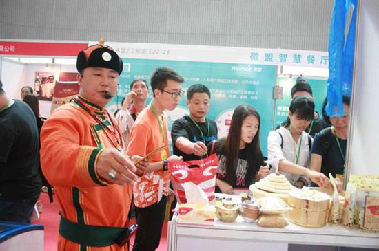 布和巴特尔向参观者介绍他的产品。图片由布和巴特尔提供