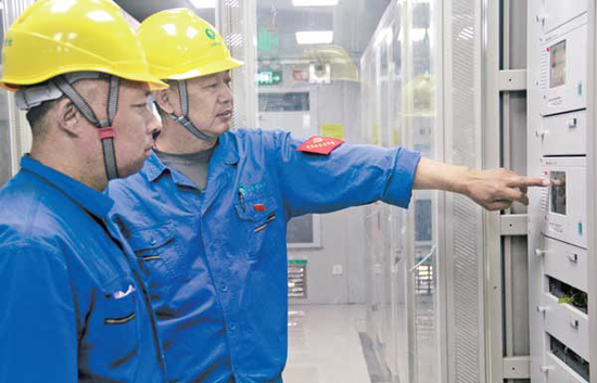 于5 月底建成的兴旺110KV变电站解决了乌达工业园变电站10KV 电力间隔不足的问题,满足了部分企业双电源接入的需求,为今后园区企业生产运行提供了可靠的电力保障。(秋华 摄)