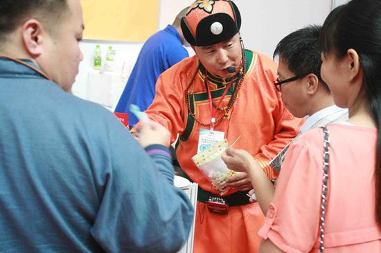 布和巴特尔向参观者介绍他的产品。图片由布和巴特尔提供