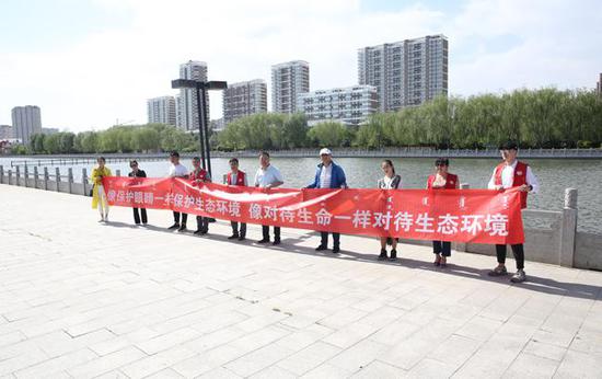 小黑河景观带合影留念
