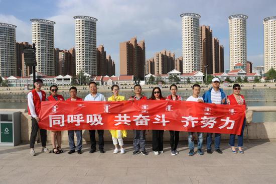 如意河下游景观带参观合影留念