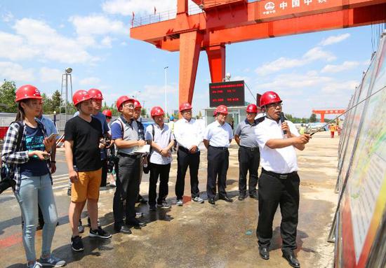 工作人员介绍呼和浩特地铁线路建设规划。