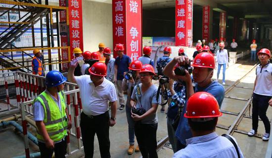 媒体团采访了解地铁建设情况。