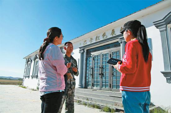 某边防旅二连士兵向记者介绍二卡国际秘密交通线的历史
