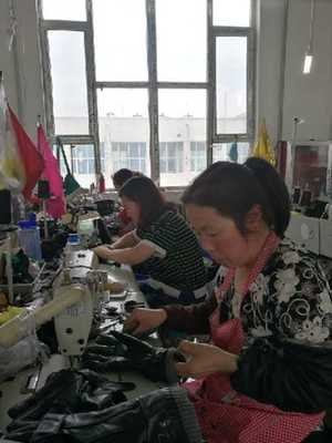忙碌的女工们
