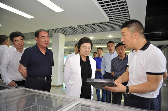 6月26日,自治区党委副书记、自治区主席布 小林在蒙羊牧业股份有限公司详细了解企业生产、加工及销售情况。韩卿立摄