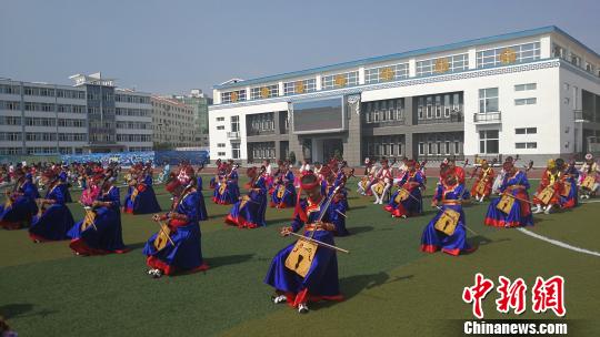 图为乌兰浩特蒙古族小学学生进行民族乐器演奏。 尚虹波 摄