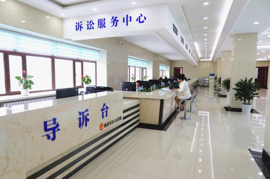 导诉服务区内设置导诉台,配备专职的导诉人员,向来访群众提供法律咨询和优质的诉讼咨询、引导服务。