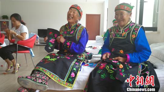 图为蒙古族老额吉在兴科社区教年轻人刺绣技艺。 尚虹波 摄