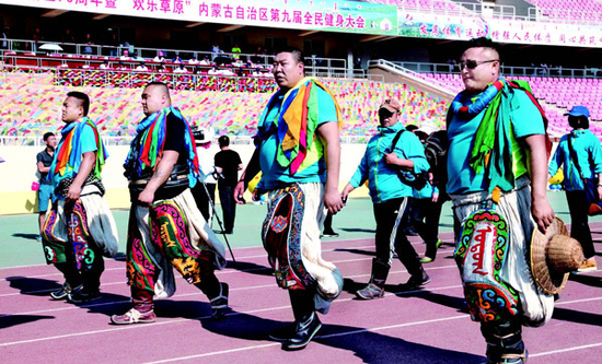 参加搏克运动项目的运动员步入会场。(石历增 摄)
