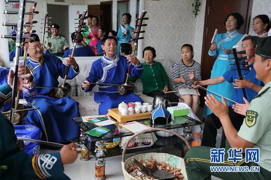 “好来宝”消防义务宣传队在牧民家进行消防宣传。