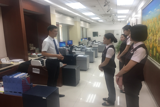 招商银行新华东街支行开展实习生岗前服务演练