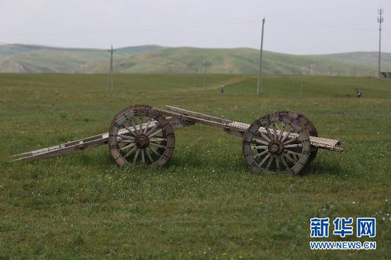 被誉为“草原之舟”的勒勒车,曾经是蒙古族牧民的传统交通工具,如今已经逐渐退出历史舞台,成为草原上供游人观赏的应景之物(6月28日摄)。