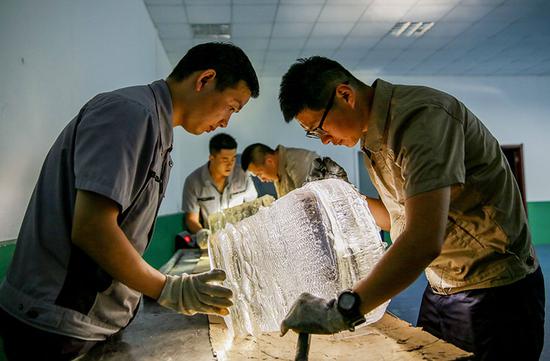 质检工程师正在检验蓝宝石晶体的品质
