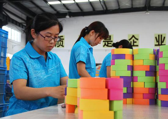 工人正在标准化厂房内加工