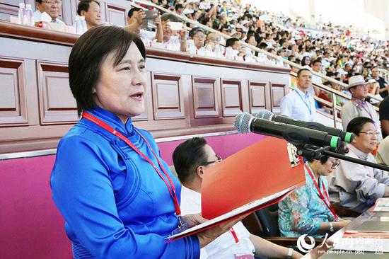 内蒙古党委副书记、自治区主席布 小林宣布运动会开幕