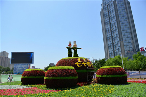 位于新华广场的迎庆主题花坛