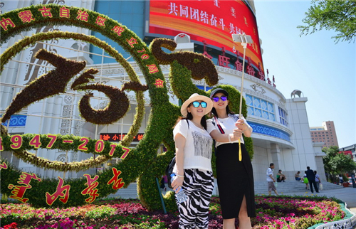 来自云南的游客在大型花坛前留影