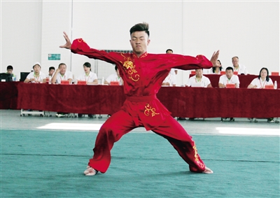 武术男子长拳项目冠军获得者马岩在男子传统拳术比赛中。