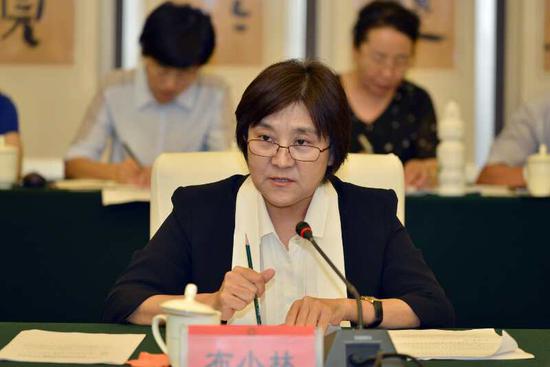 7月17日下午,内蒙古自治区政府与国务院第四督查组督查工作衔接会在呼和浩特召开。内蒙古自治区党委副书记、内蒙古自治区主席布小 林主持会议并作了表态发言。 金泉 摄