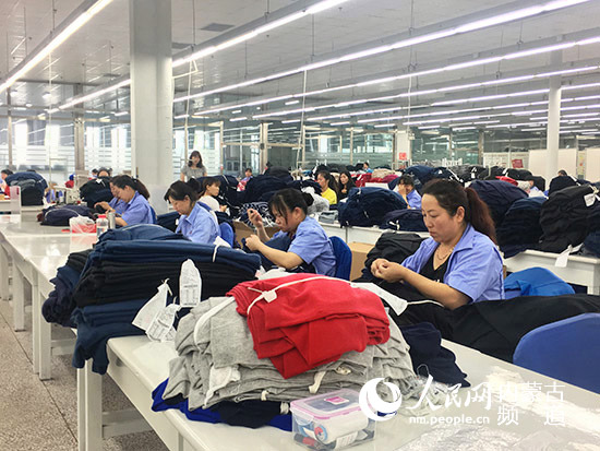 车间工人正在认真工作
