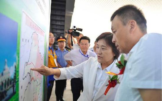 自治区党委副书记、自治区主席布 小林出席乌兰浩特至白城快速铁路竣工仪式,详细了解该线路竣工后的出行线路图。韩卿立摄