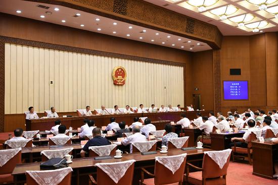 7月22日,自治区十二届人大常委会第三十四次会议举行第三次全体会议,自治区党委书记、人大常委会主任李 纪恒出席会议,并主持宪法宣誓仪式。 袁永红摄