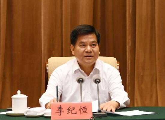 7月25日上午,自治区党委书记、人大常委会主任李 纪恒在全区领导干部警示教育电视电话会上讲话。内蒙古日报社融媒体记者袁永红摄