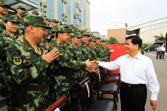 在中国人民解放军建军90周年到来之际,自治区党委书记、人大常委会主任李 纪恒看望慰问自治区公安厅警卫局官兵。通拉嘎 摄