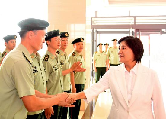 7月30日,自治区党委副书记、自治区主席布 小林在内蒙古公安边防总队慰问官兵。韩卿立摄
