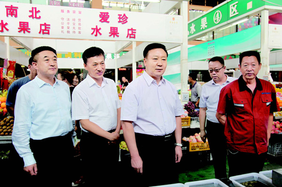 7月27日,市委书记史万钧深入乌达区调研创建全国文明城市工作。图为史万钧一行在维邦市场察看综合整治情况。(丹妮摄)
