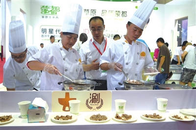 牛羊肉产业大会为赤峰牛羊肉打造了一个展示的平台。 周建军 摄