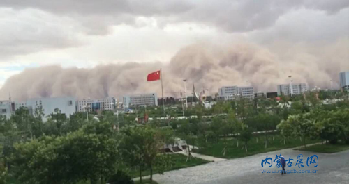 沙尘暴看起来是白色的 就像是工厂排出的烟