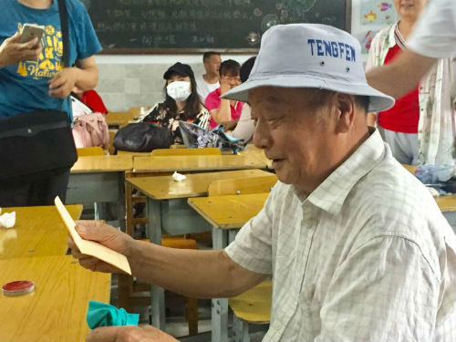 陈志宏老人高兴地查看自己的补偿款
