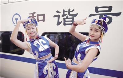 两名演员在乌兰察布站与高铁列车合影