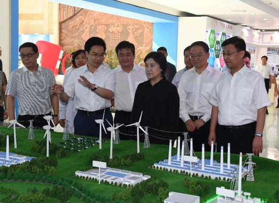 8月5日,自治区党委副书记、自治区主席布 小林在通辽市调研并参观了通辽市庆祝内蒙古自治区成立70周年展览。(韩卿立)