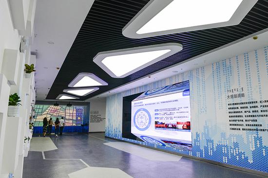 市民参观玉泉区大数据应用产业基地